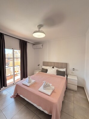 Tabla de planchar con plancha y ropa de cama 