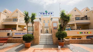 A hotel entrance with a sign reading "YUCCA Park". - Yucca Park Aparthotel (Adeje)