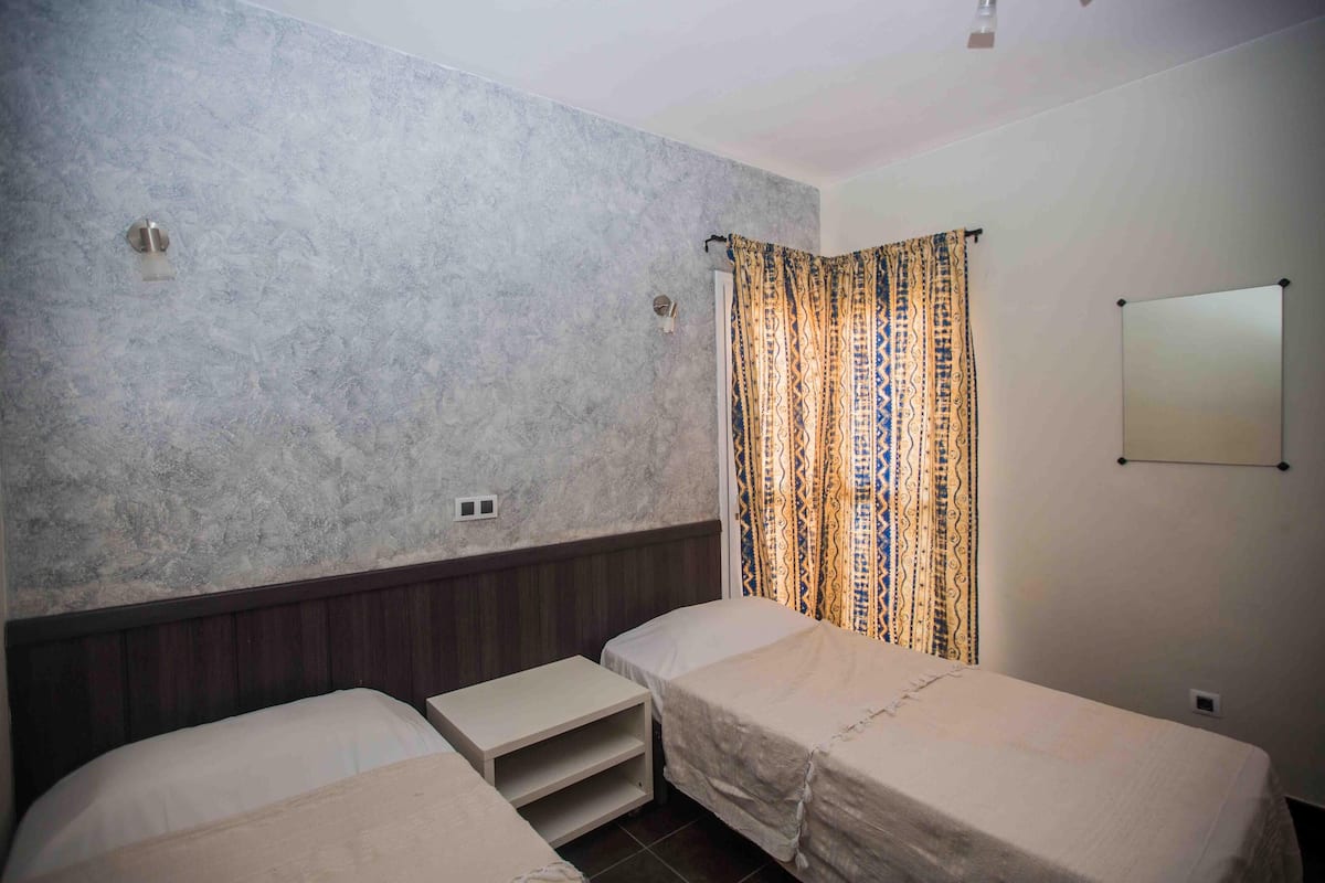 Iron/ironing board, bed sheets