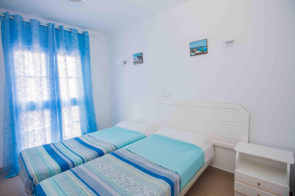 Iron/ironing board, bed sheets