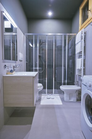 Combined shower/bathtub, free toiletries, hair dryer, slippers - Residence Leopoldo (Florence)