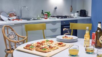 Suite familiar | Cocina privada | Refrigerador con congelador, microondas y parrilla de estufa