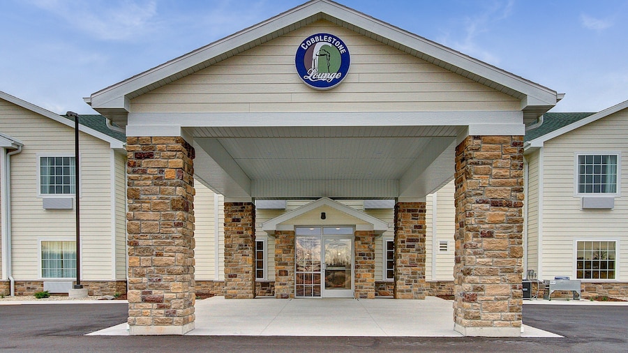 Cobblestone Hotel & Suites – Pulaski/Green Bay