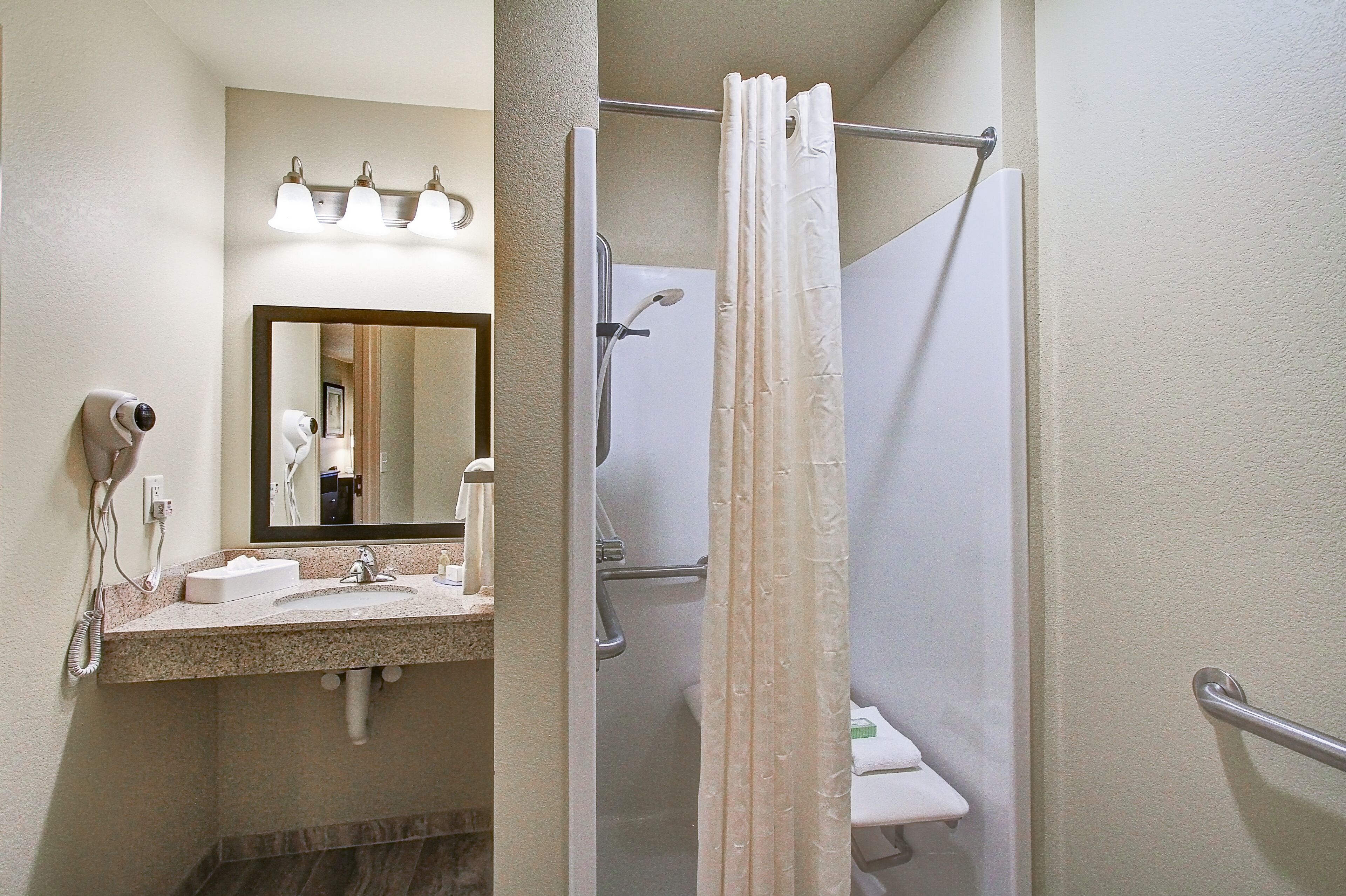 combined shower/bathtub, rainfall showerhead, free toiletries