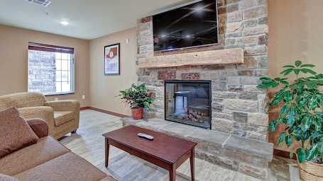 Lobby sitting area. Cobblestone Hotel & Suites – Pulaski/Green Bay