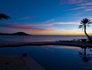 Outdoor pool, sun loungers - Villa Marlin (Ensenada Los Muertos)