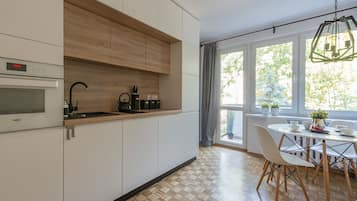 Apartamento, 1 quarto (at 10a Wilanowska Street) | Escrivaninha, quartos à prova de som, ferros/tábuas de passar roupa