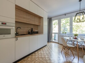 Desk, soundproofing, iron/ironing board, cots/infant beds - P&O Apartments Powiśle (Warsaw)