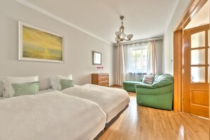 Luksusleilighet, 3 soverom (at 16 Tamka Street) | Skrivebord, lydisolert, strykejern/-brett og barnesenger