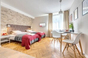 Desk, soundproofing, iron/ironing board, cots/infant beds - P&O Apartments Powiśle (Warsaw)