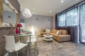 Studiosuite (at 19 Wybrzeze Kosciuszkowskie) | Skrivebord, lydisolert, strykejern/-brett og barnesenger