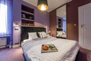 Luxury Apartment, 1 Bedroom (with A/C - at Tamka 47 street) | Desk, soundproofing, iron/ironing board, cots/infant beds - P&O Apartments Powiśle (Warsaw)