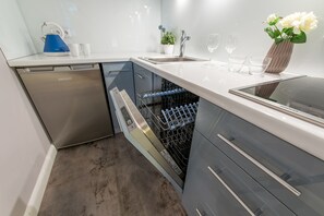 Desk, soundproofing, iron/ironing board, cots/infant beds - P&O Apartments Powiśle (Warsaw)