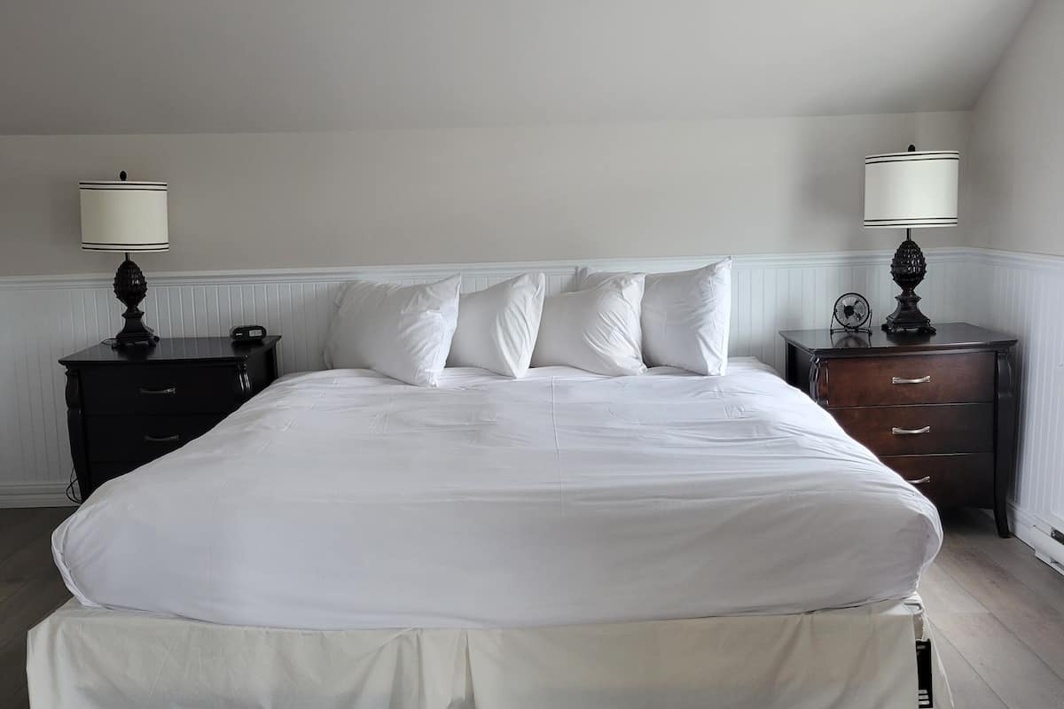Junior tweepersoonskamer, 1 kingsize bed met slaapbank, bijgebouw | 5 slaapkamers, een strijkplank/strijkijzer, gratis wifi, beddengoed