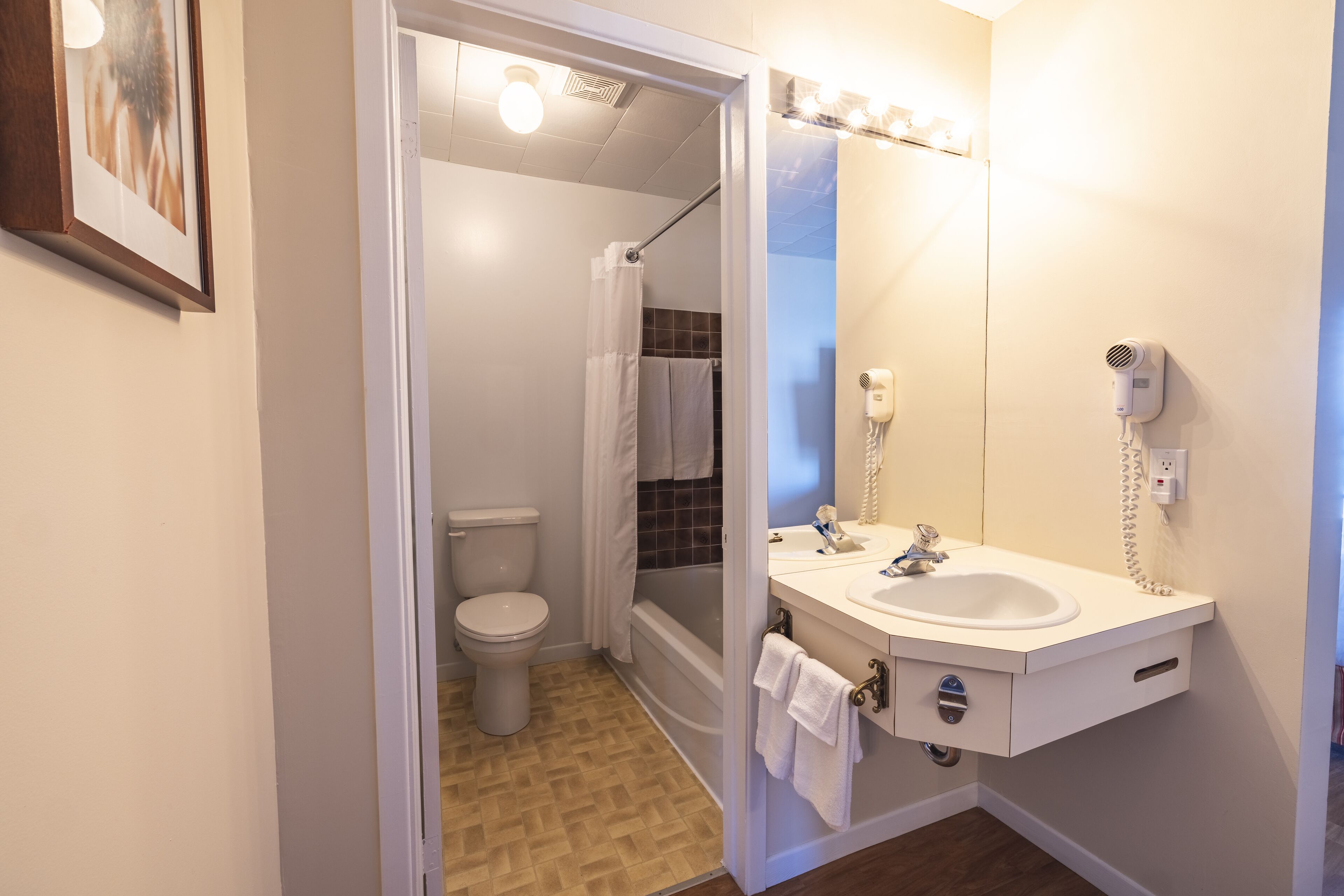 Un baño con inodoro, bañera y lavabo.