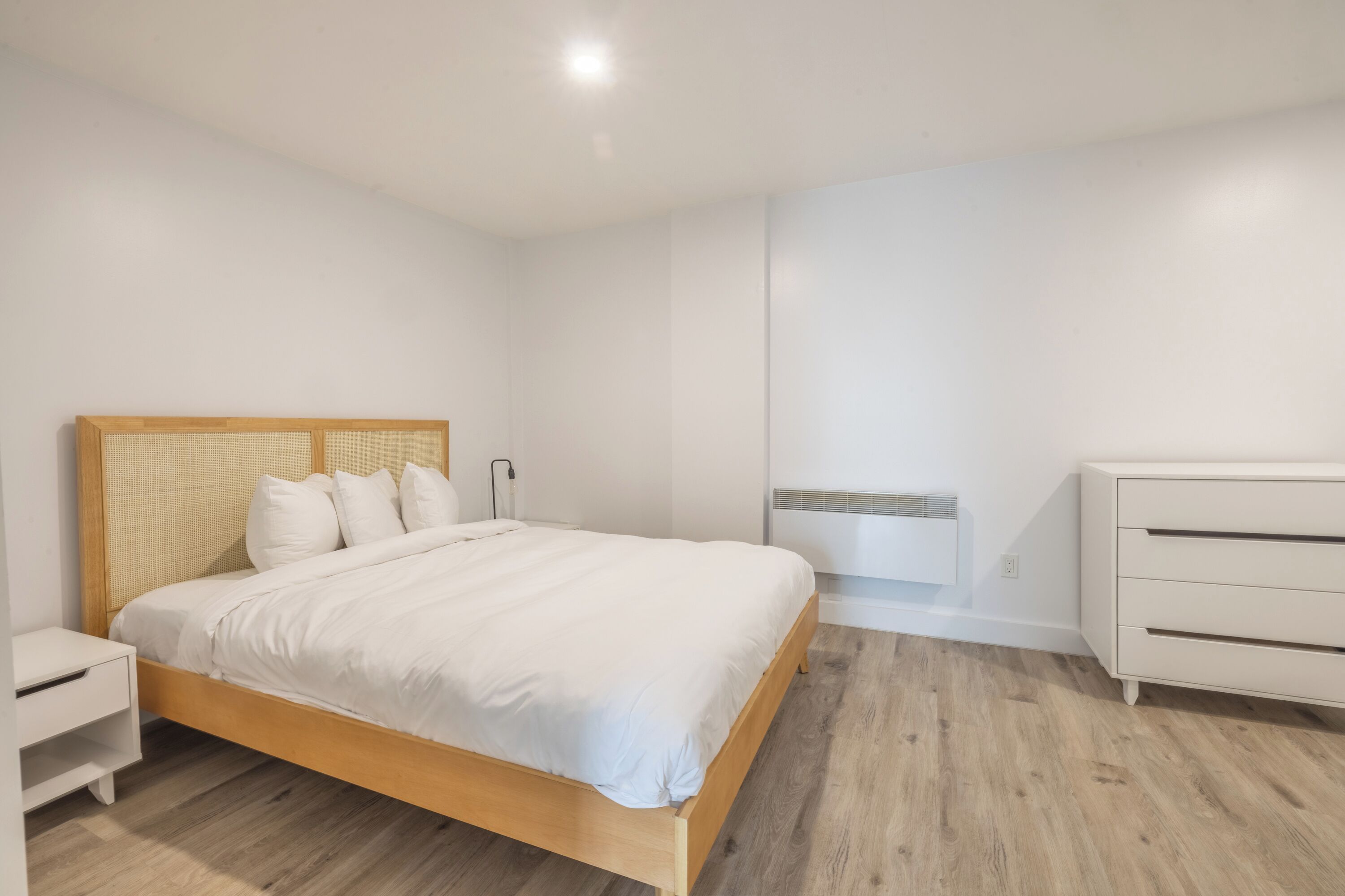 Suite panorámica, varias habitaciones, vista al mar | Tabla de planchar con plancha, wifi gratis y ropa de cama 