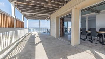 Suite panoramique, plusieurs chambres, vue sur la mer | Terrasse/patio