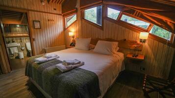 Chambre Double Supérieure, 1 trÚs grand lit | Rideaux occultants, fer et planche à repasser, Wi-Fi gratuit