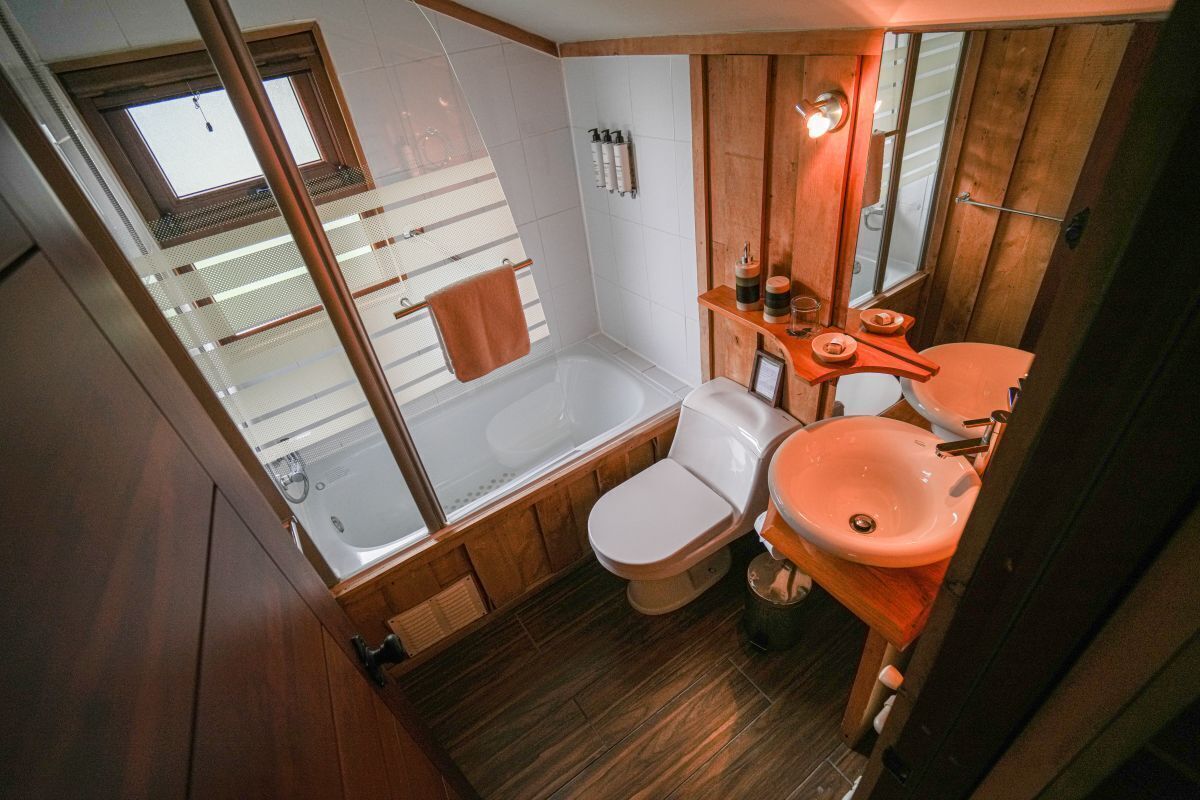 A compact bathroom with a bathtub, toilet, and sink.