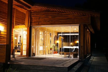 Entrada interior. Hotel Alto Melimoyu