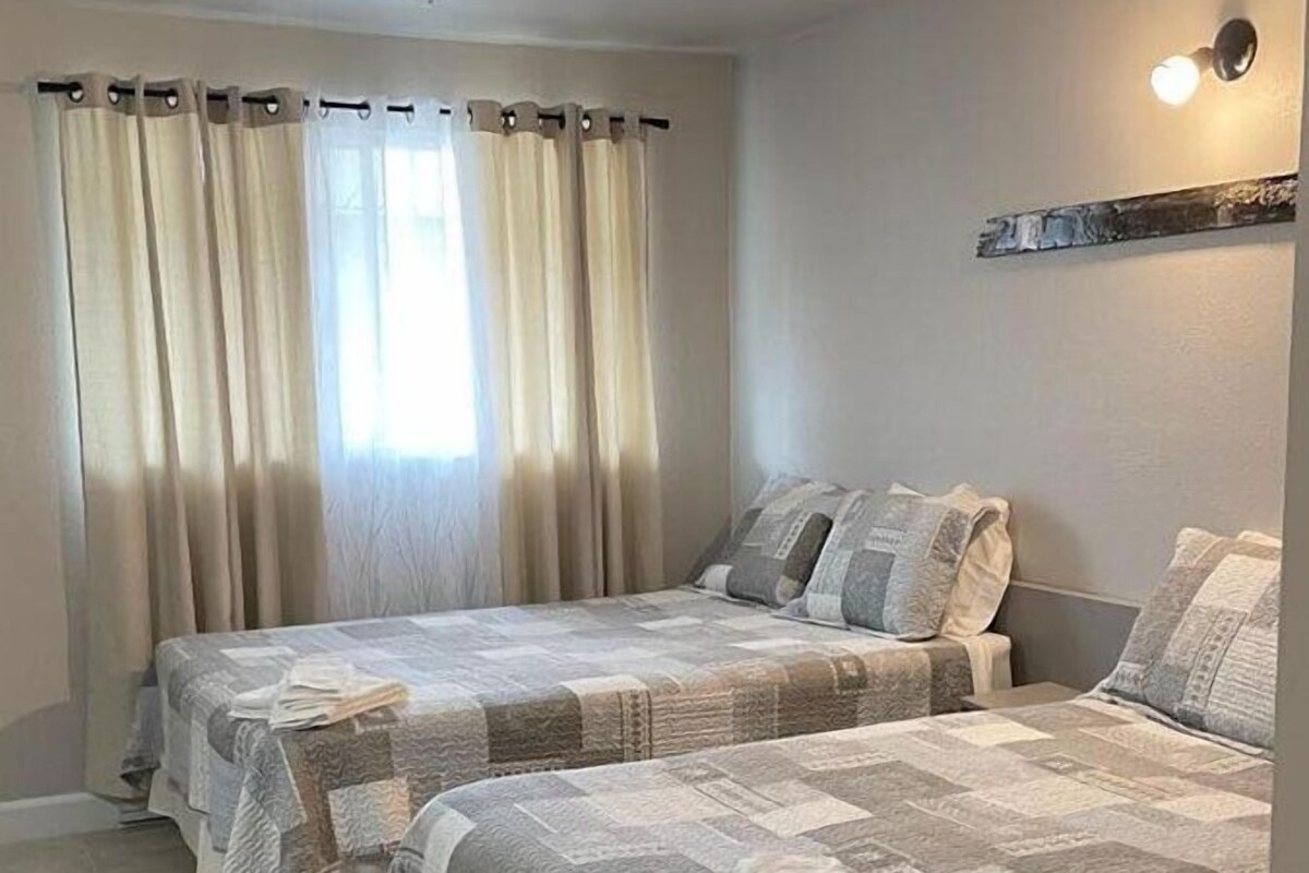 Phòng đôi Tiêu chuẩn | Bộ đồ giường cao cấp, bàn, màn/rèm cản sáng 