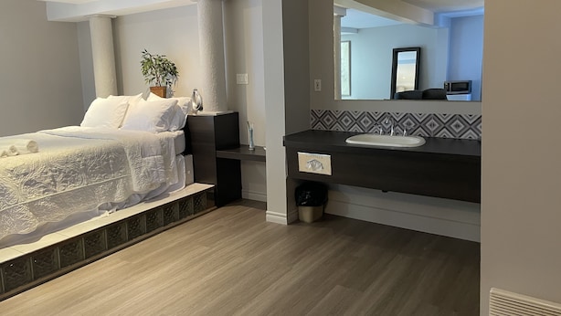 Phòng trăng mật | Bộ đồ giường cao cấp, bàn, màn/rèm cản sáng 