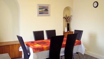 Standard Cottage, 3 Bedrooms | In-room dining