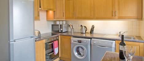 ChaumiÚre Standard, 3 chambres | Cuisine privée | Réfrigérateur, four à micro-ondes, un four, surface de cuisson