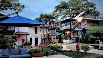 Een 35-inch flatscreentelevisie met kabelzenders en een televisie