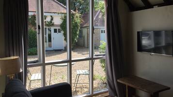 إطلالة على الفناء