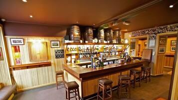2 bars/lounges
