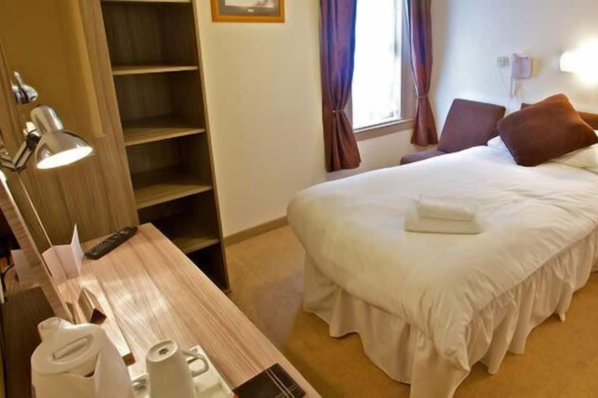 Chambre Simple Standard | Bureau, fer et planche à repasser, lits bébé (gratuits), Wi-Fi gratuit
