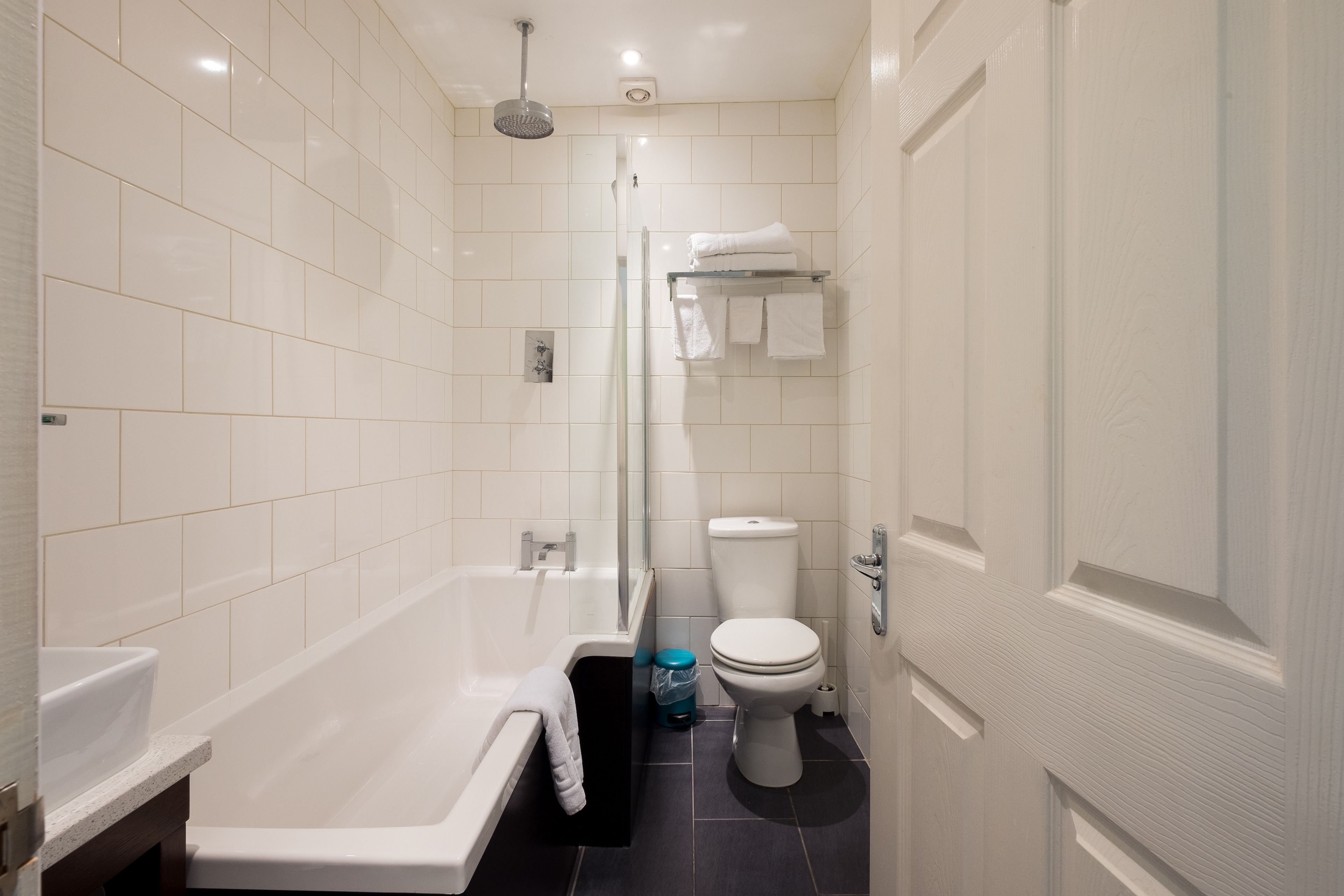 Ein modernes Badezimmer mit Badewanne, Toilette und Dusche.