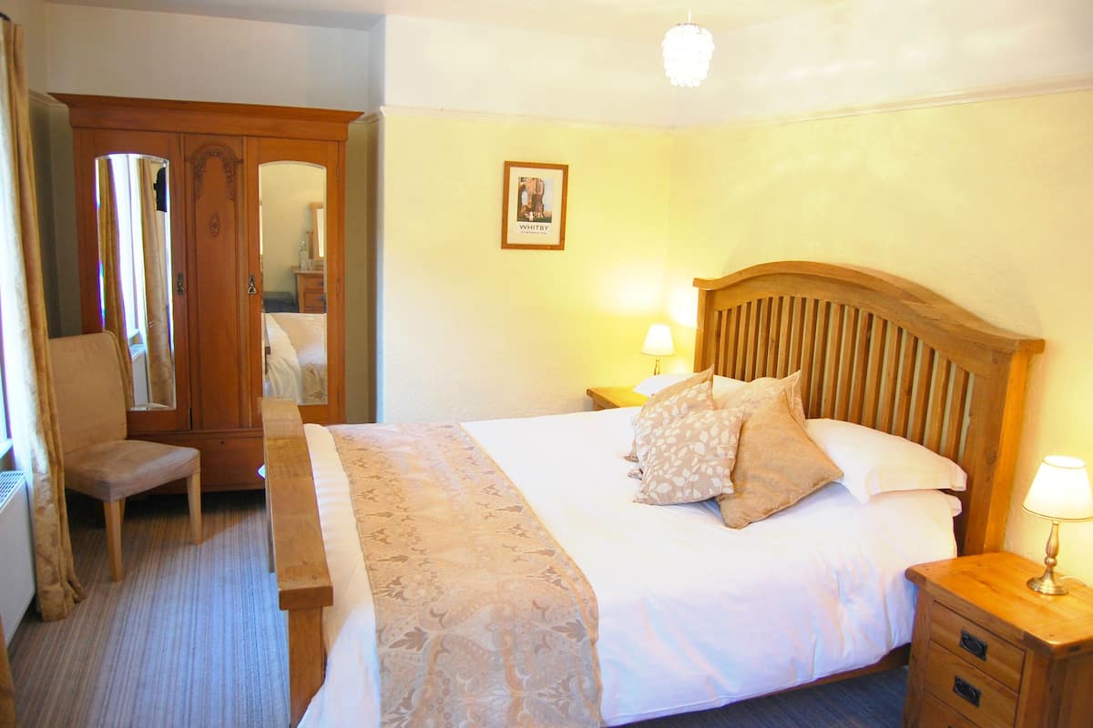 Standard House, 4 Bedrooms (5 Bathrooms) | Hypo-allergenic bedding, individually decorated, individually furnished