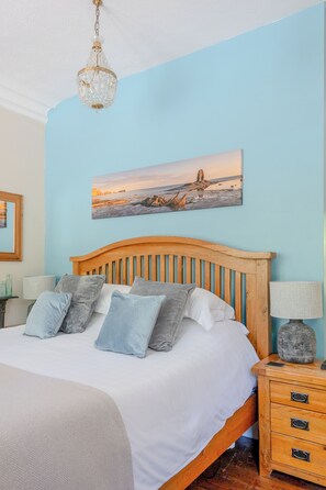 Kahden hengen luksushuone, kylpyhuone makuuhuoneen yhteydessä | Allergiatestatut vuodevaatteet, yksilöllisesti sisustettu