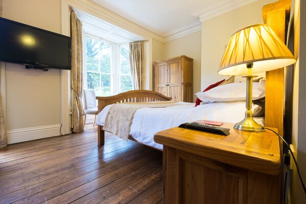 Kahden hengen luksushuone, kylpyhuone makuuhuoneen yhteydessä | Allergiatestatut vuodevaatteet, yksilöllisesti sisustettu