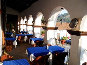 Breakfast and lunch served - Hotel Los Arcos de Sol (San Sebastian del Oeste)