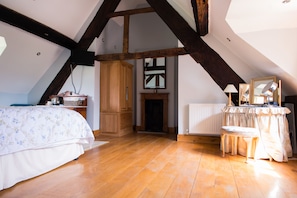 Habitación doble superior | Decoración personalizada y muebles diferentes 