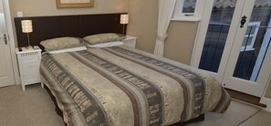 Phòng đôi hoặc 2 giường đơn Tiêu chuẩn, phòng tắm dùng chung | Bàn, bàn ủi/dụng cụ ủi quần áo, truy cập Internet không dây miễn phí