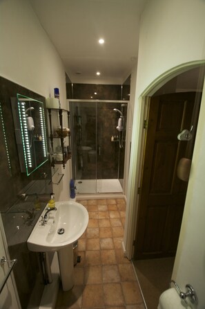 Superior Double Room | Bathroom | Free toiletries, hair dryer, bathrobes, towels - Lea House Bed and Breakfast (Ross-on-Wye)
