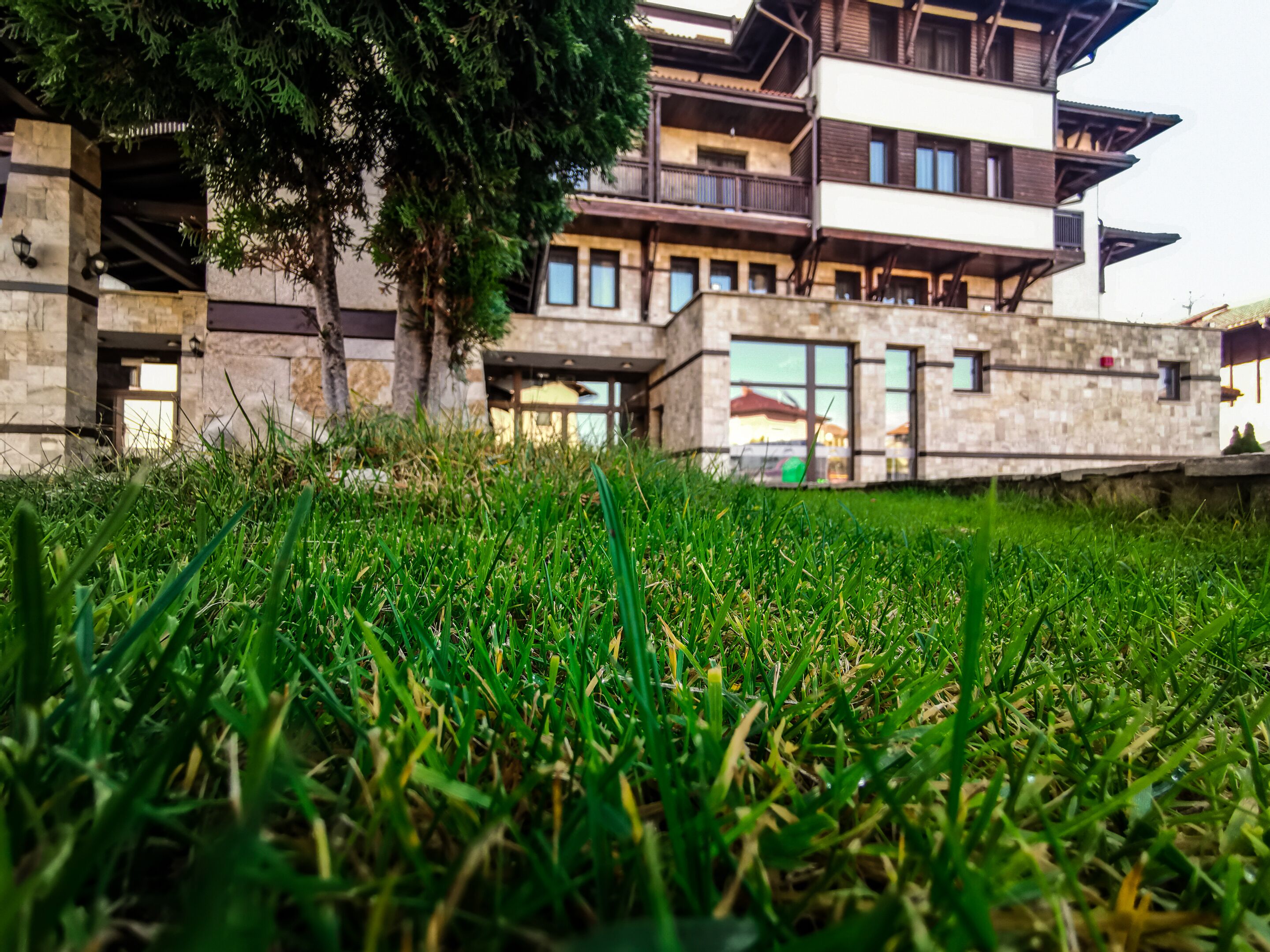 Ein Gebäude mit einer Steinauffächerung, mehreren Balkonen und großen Fenstern.