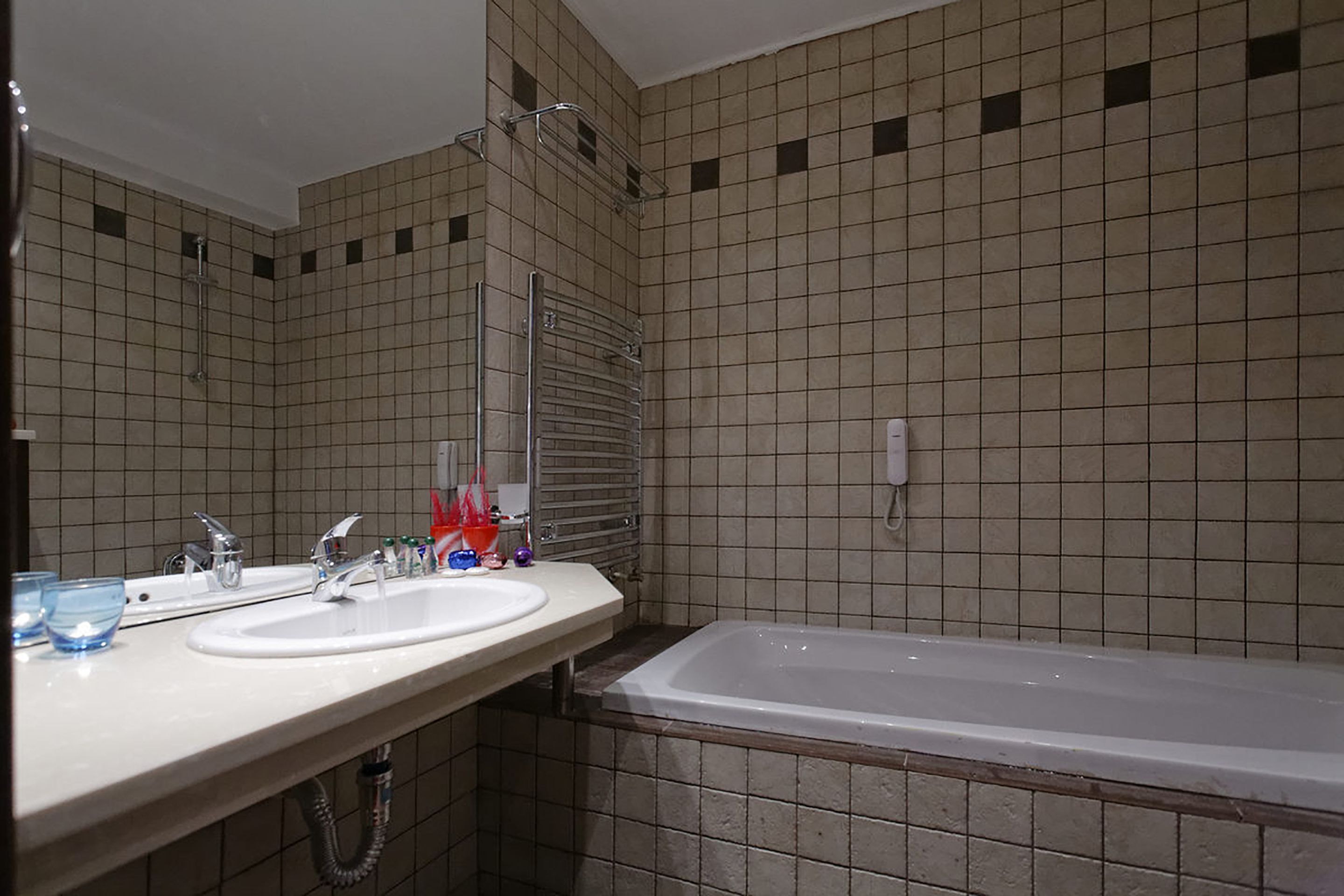 Ein Badezimmer mit zwei Waschbecken, einem Spiegel und einer Badewanne.