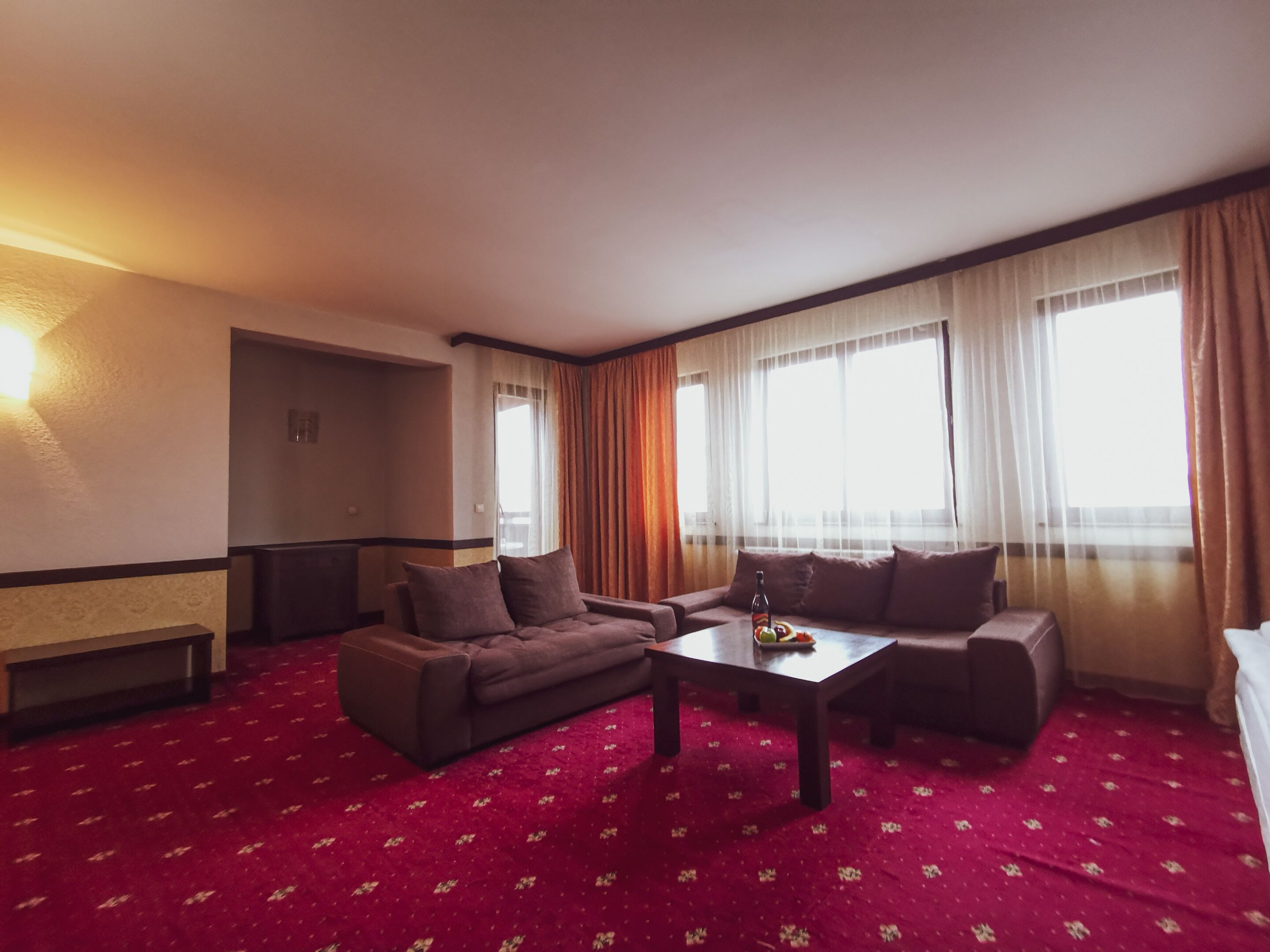 Escritorio, sistema de insonorización y tabla de planchar con plancha 