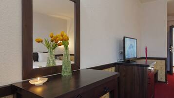 Bureau, chambres insonorisées, fer et planche à repasser