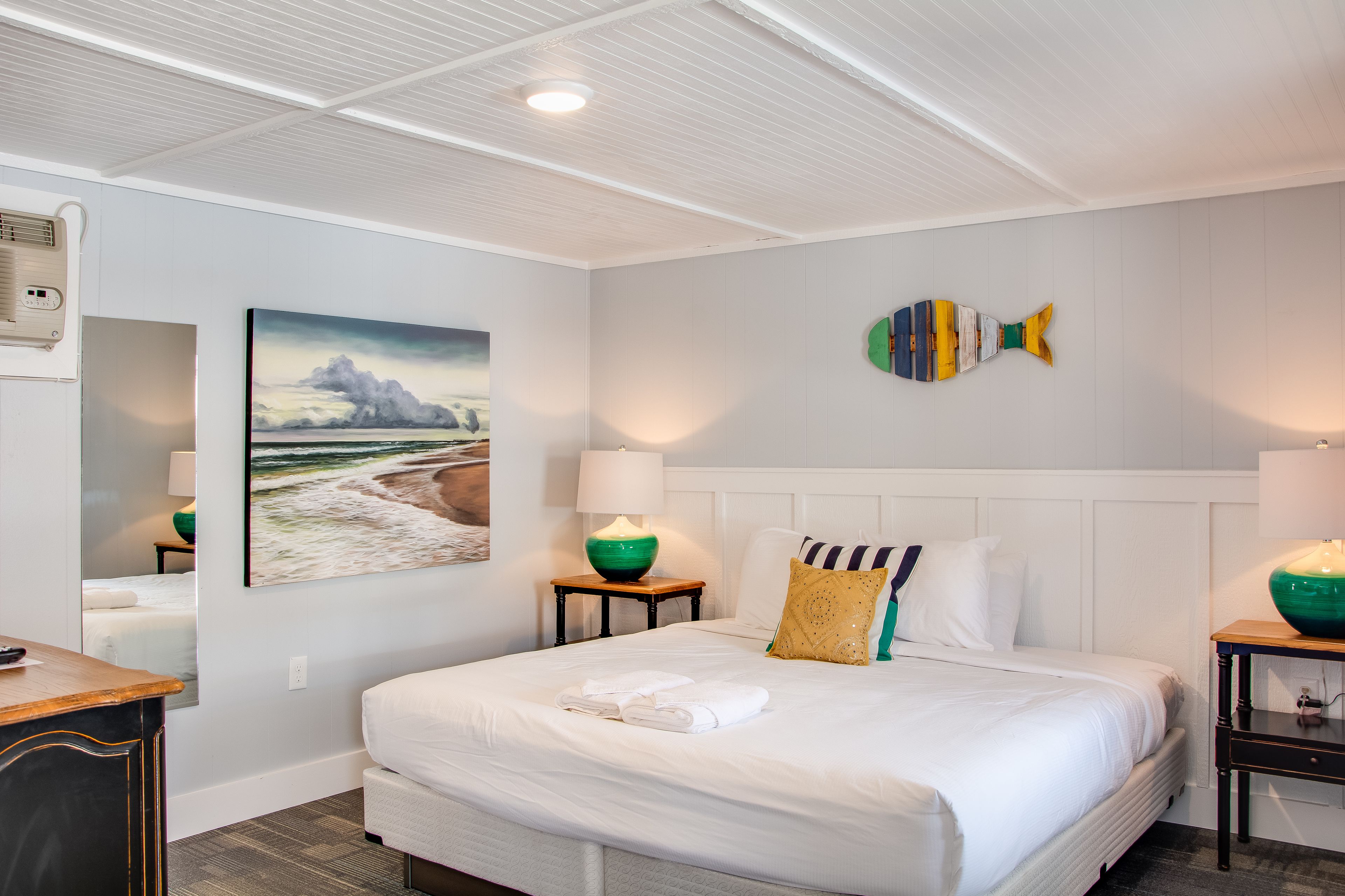 Chambre Simple, 1 très grand lit | Coffres-forts dans les chambres, Wi-Fi gratuit, décoration personnalisée