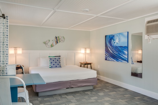 Single Room, 1 King Bed | In-room safe, individually decorated, free WiFi, bed sheets