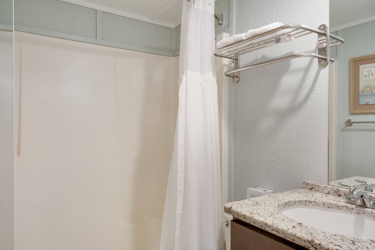 Single Room, 1 King Bed | Bathroom | Free toiletries, towels
