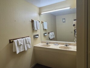 Bathroom - Westwoods Motel (Fulton)