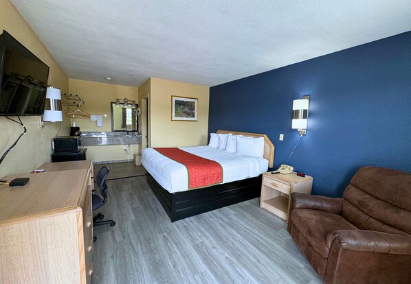 Habitación, 1 cama King size | Escritorio, wifi gratis y ropa de cama 