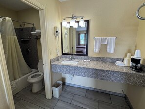 Habitación, 2 camas matrimoniales | Baño | Tina con regadera, secadora de cabello, toallas, jabón 